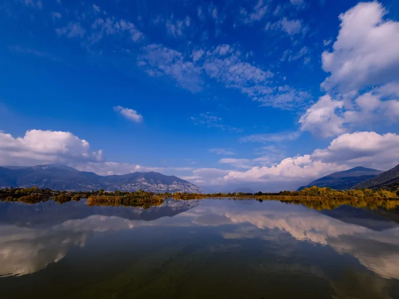 Lago tranquilo refletindo o céu — paisagem natural preservada